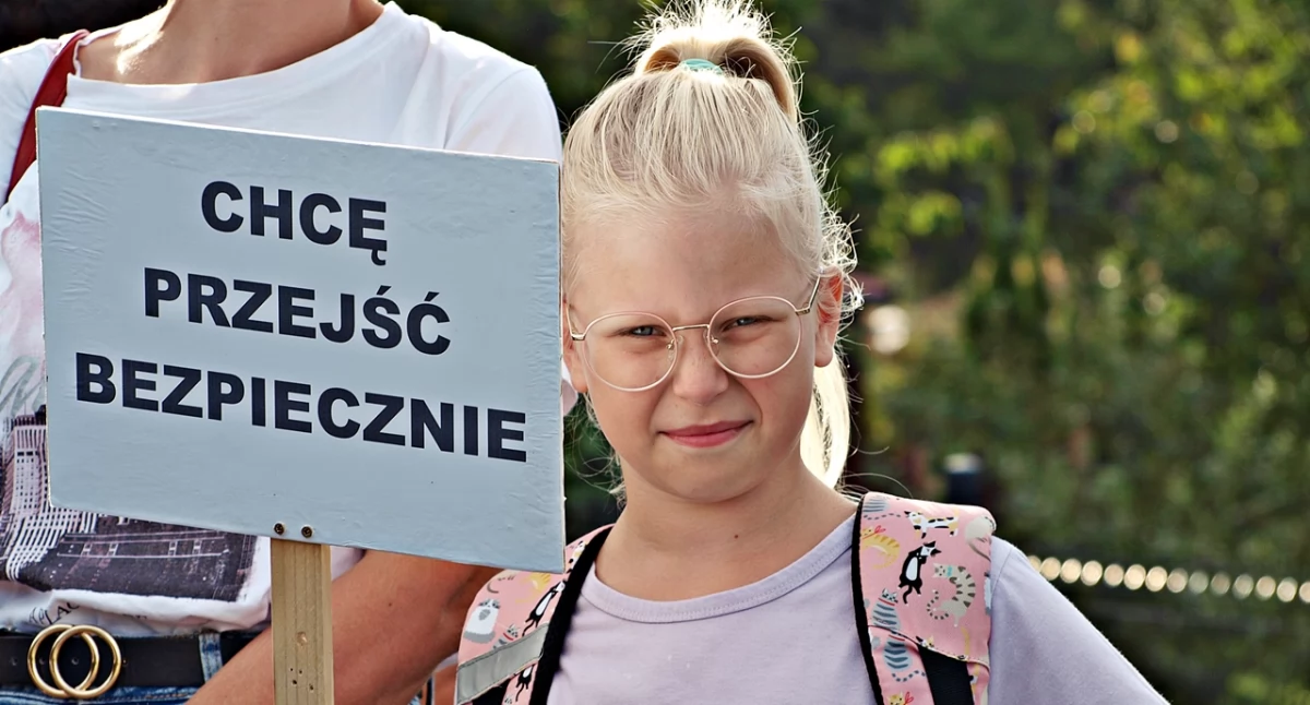 Na tej ulicy mieszkają także dzieci, które jakoś muszą dostać się do szkoły. Nie każdy rodzic jest w stanie je odwieźć. Podróżują więc same na bardzo niebezpiecznym odcinku drogi. Fot. Mariusz Godos