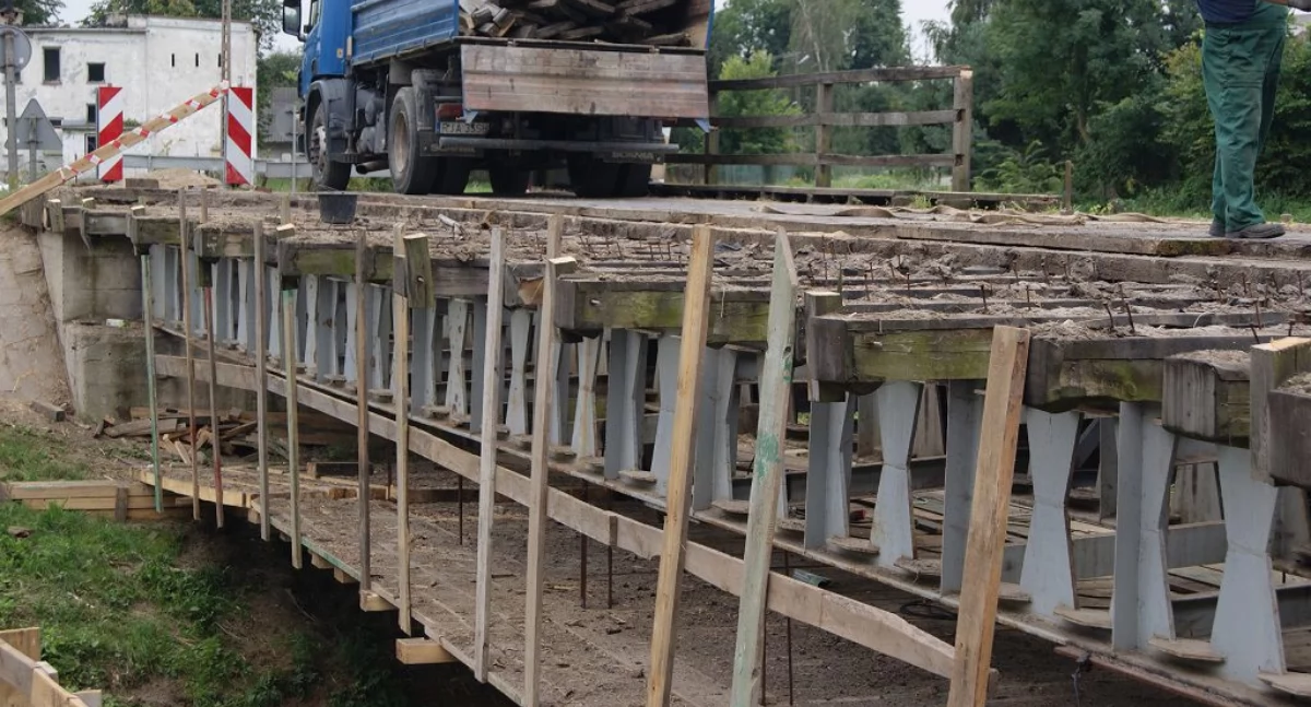Pojazd o masie 25 ton wjechał na most na Szkle w Charytanach, pomimo obowiązującego zakazu. Przemierzył wprawdzie przeprawę, ale ją uszkodził. Na zdjęciu ekipy remontowo-budowlane. Fot. Starostwo Powiatowe w Jarosławiu.