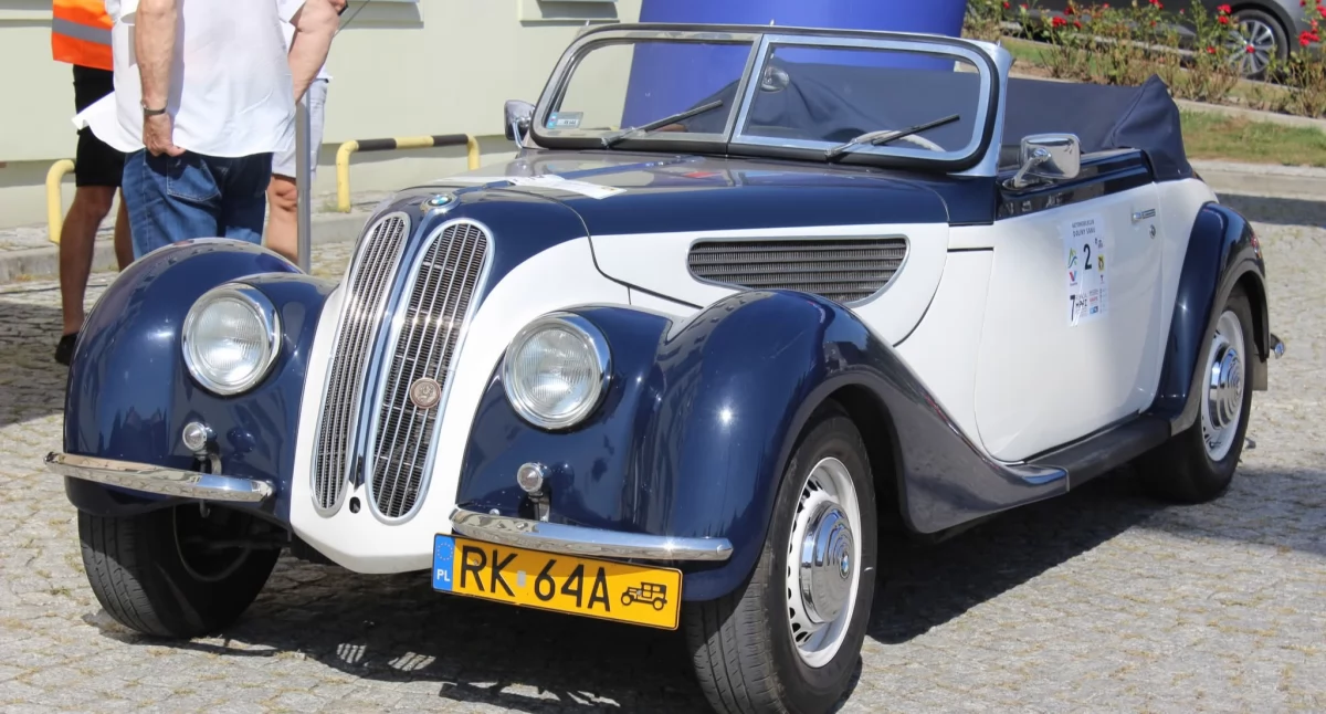 Pojazdy można było także oglądać na terenie Zespołu Pałacowo-Parkowego Muzeum w Przeworsku czy na parkingu przy Sanktuarium Matki Bożej Pocieszenia w Jodłówce podczas próby sportowej. Fot. UMiG Pruchnik