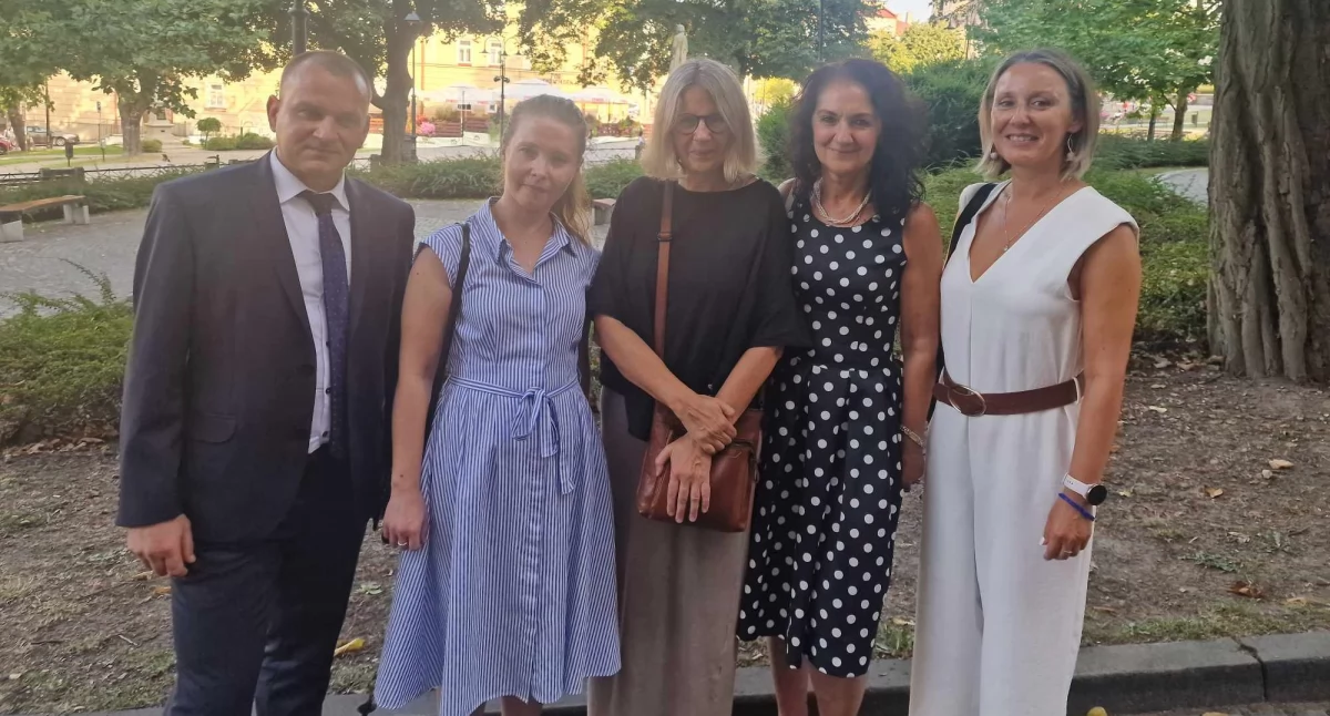 Do konferencji doszło tego samego dnia, w którym nauczyciele i uczniowie zainaugurowali nowy rok szkolny 2024 – 2025, czyli 2 września br. Areną była aula Miejskiej Biblioteki Publicznej w Przemyślu, a organizatorem dyrekcja i nauczyciele Szkoły Podstawowej nr 11 im. Henryka Jordana w Przemyślu. Fot. zbiory własne