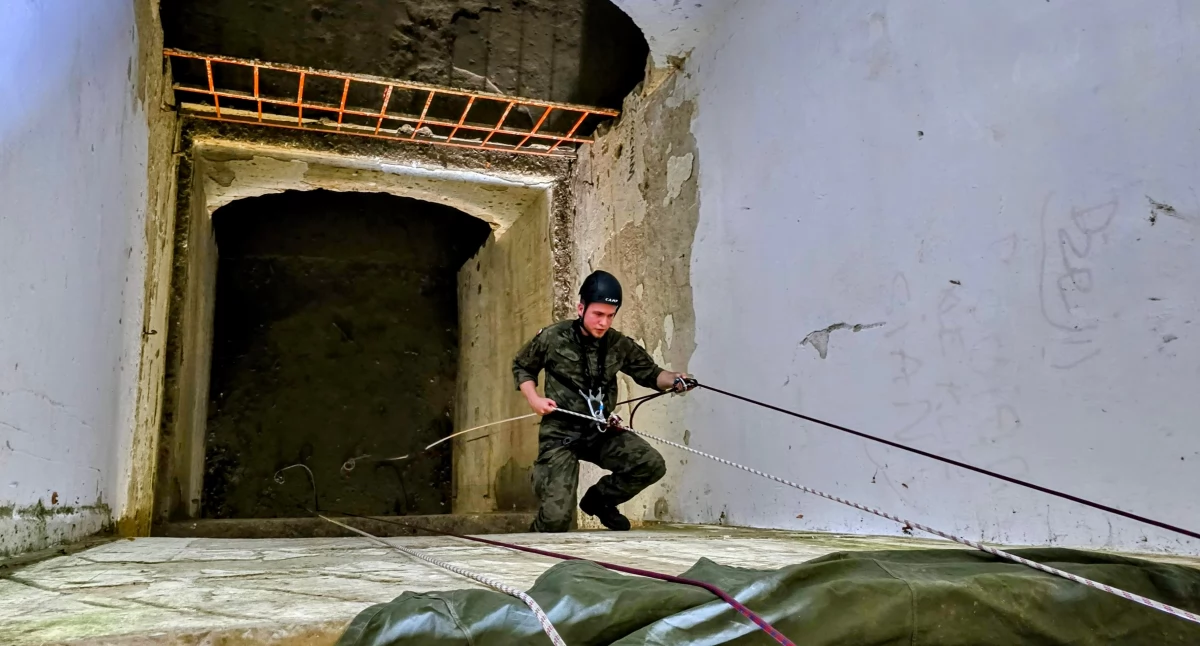 Pierwszy dzień poświęcony był nabyciu kwalifikacji w zakresie technik linowych, które realizowane były na terenie fortu Salis Soglio. Fot. 20. Przemyska BOT