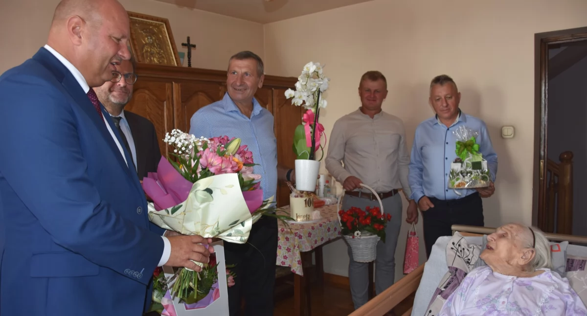 Jubilatka ze wzruszeniem przyjęła u siebie w domu delegację przedstawicieli Urzędu Gminy Przeworsk, z wójtem Danielem Krawcem na czele./ FOT. UG Przeworsk