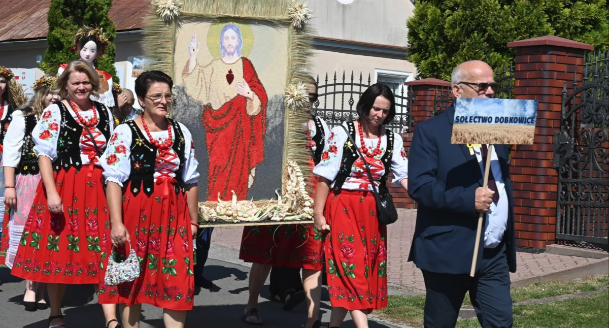 Po eucharystii uczestnicy dożynek w barwnym korowodzie udali się na stadion. Tej swoistej, przepięknej wieńcowej procesji przewodziła orkiestra dęta Ochotniczej Straży Pożarnej w Pruchniku. Fot. Starostwo Powiatowe w Jarosławiu