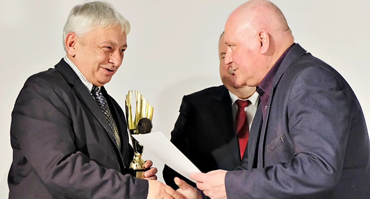 Zdzisław Bodnar (z lewej) jeszcze w lutym br. odebrał z rąk redaktora naczelnego ŻP Artura Wilguckiego puchar za 3. miejsce w naszym konkursie-plebiscycie w kategorii „trener”.