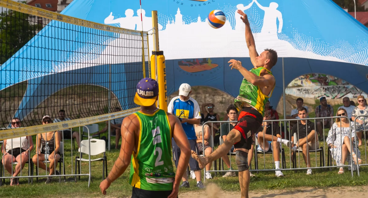 Już po raz kolejny boiska do siatkówki plażowej nad Sanem są areną zmagań najlepszych siatkarzy w... mundurach. Fot. BiOSG
