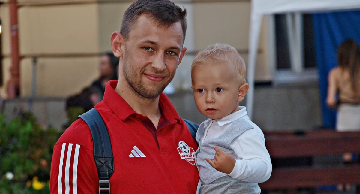 Przemyślanie, mimo że nie walczą jeszcze o mistrzowskie punkty, nie próżnują, ostro trenując. Ale jest także czas na znalezienie balansu, czyli poświęcenie czasu rodzinie. Na zdjęciu Hrihorij Zanko ze swoją pociechą. Fot. Mariusz Godos