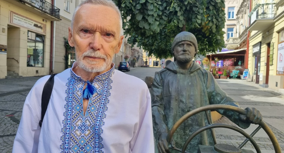 Pamiątkowe zdjęcie pod postumentem kapitana Henryka Jaskuły. Przemyśl, ulica Franciszkańska. 06.09.2024./Фото на згадку під постаментом капітана Генрика Яскули. Перемишль, вулиця Францішканьска. 06.09.2024.