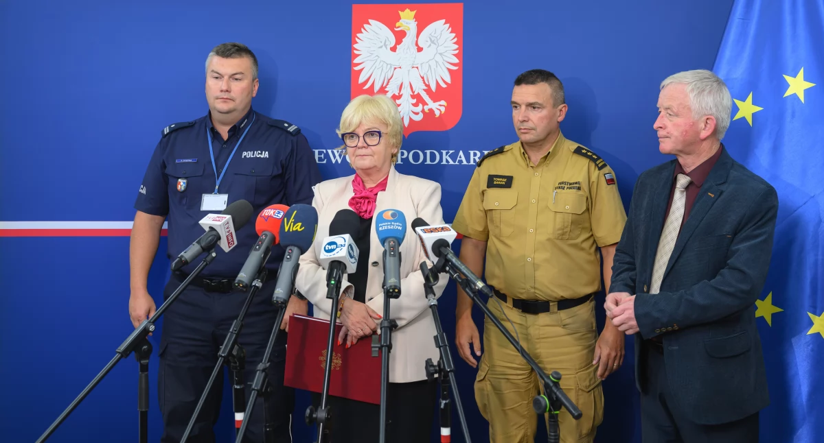 – Apeluję do mieszańców o to, by śledzili bieżące komunikaty i stosowali się do zaleceń służb – powiedziała wojewoda podkarpacka Teresa Kubas-Hul (druga z lewej).