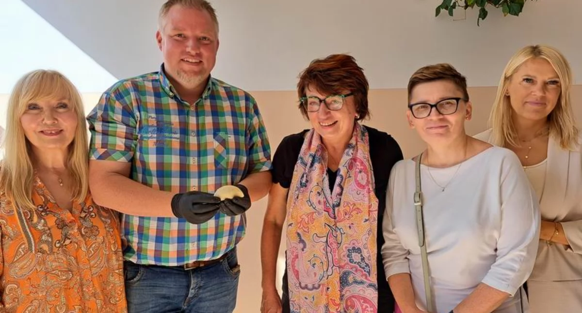 Reprezentacja „Morawy” na wspólnym zdjęciu z przyjaciółmi z Paderborn – wicedyrektorem Gimnazjum im. Goerdelera Stephanem Haukiem i reprezentującą tę placówkę Gabrielą Lambrechts, którzy przyjechali do Przemyśla razem z 21-osobową grupą młodzieży./ FOT. U. Gielo