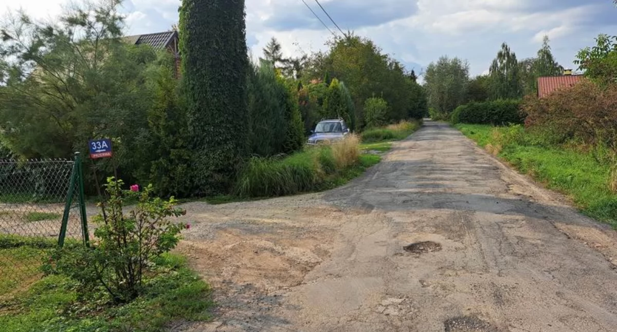 Połowa ulicy Przerwa została wyremontowana w ubiegłym roku, z resztą trzeba było poczekać. Część mieszkańców, dojeżdżając do swoich domów, wciąż zmuszona jest więc  pokonywać istniejące garby i nierówności. Ale ten stan nie potrwa już długo. Remont reszty ruszy jeszcze we wrześniu lub na początku października br./ FOT. U. Gielo