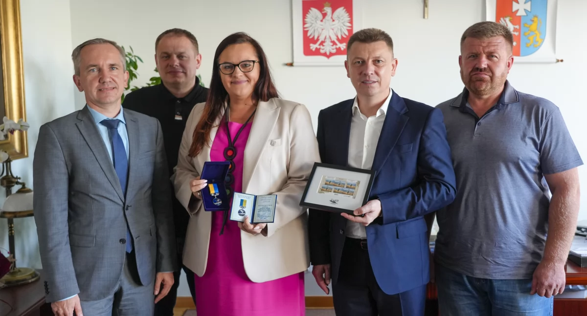 Symboliczne odznaczenie z rąk pierwszego wiceprzewodniczącego Tarnopolskiej Obwodowej Rady Volodymyra Bolyeshchuka (drugi od prawej) odebrała w Międzynarodowym Dniu Dobroczynności członek Zarządu Województwa Podkarpackiego Małgorzata Jarosińska-Jedynak. / FOT. UMWP