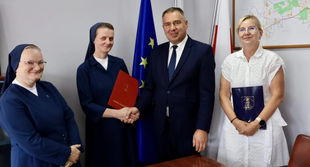 2 września, w asyście skarbnik gminy Lucyny Piruty, odbyło się podpisanie umów pomiędzy samorządem gminy Radymno a przedstawicielami poszczególnych parafii.  / FOT. UG Radymno