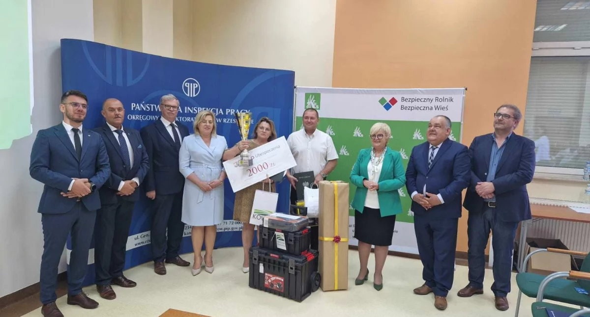 W tegorocznej edycji konkursu „Bezpieczne Gospodarstwo Rolne” nagrodę specjalną Głównego Inspektora Pracy odebrali Teresa Kubas-Hul Edyta i Witold Stryczkowie z Łowiec. Małżonkom pogratulowała sukcesu wojewoda T. Kubas-Hul. / FOT. UG Chłopice