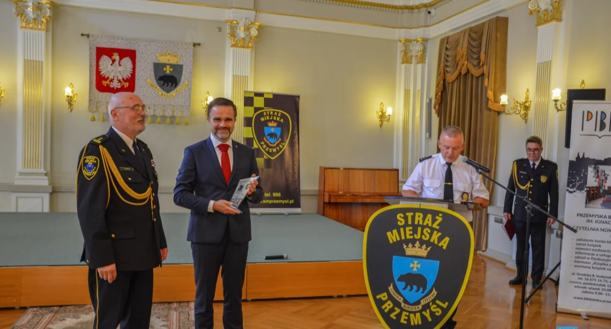 Odznaczenie „Honorowy Strażnik Straży Miejskiej w Przemyślu” odebrał podczas uroczystości z rąk komendanta Straży Miejskiej w Przemyślu J. Genei starosta przeworski D. Łapa. Przyznane  zostało w dowód uznania za szczególne zasługi dla rozwoju straży, profesjonalizm, życzliwość i zrozumienie w codziennych kontaktach jeszcze w czasie pełnienia przez niego funkcji sekretarza miasta Przemyśla. / FOT. Starostwo Powiatowe w Przeworsku