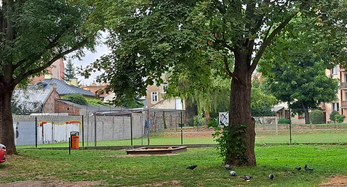 Podwórze usytuowane między zakładem karnym, ulicą Kopernika i Rokitniańską, do którego może się dostać każdy, ściąga nieokrzesanych i ignorujących zasady współżycia społecznego biesiadników. Interwencje strażników miejskich mają tam miejsce niemal codziennie.