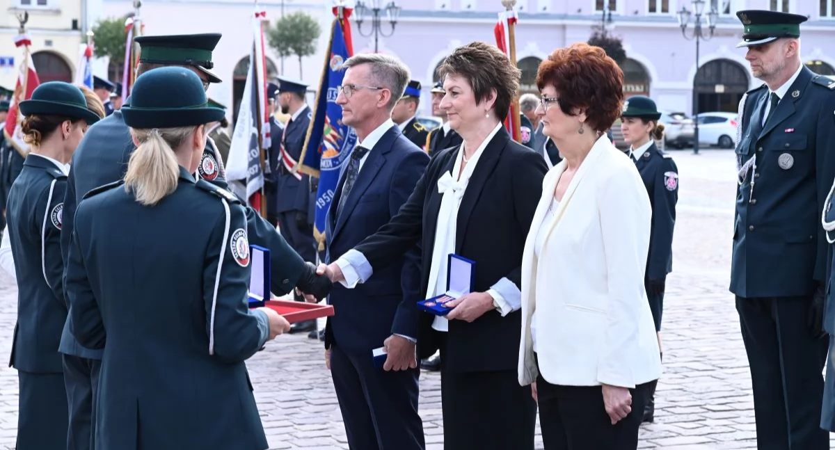 Podczas apelu wręczono odznaczenia państwowe, resortowe oraz awanse dla pracowników i funkcjonariuszy z podkarpackiej KAS. Fot. KAS Rzeszów