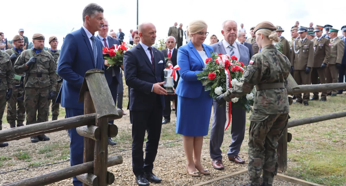 Uroczystość zakończyło złożenie kwiatów i zapalenie zniczy przy obelisku przez kilkanaście delegacji. Fot. UMiG Bircza