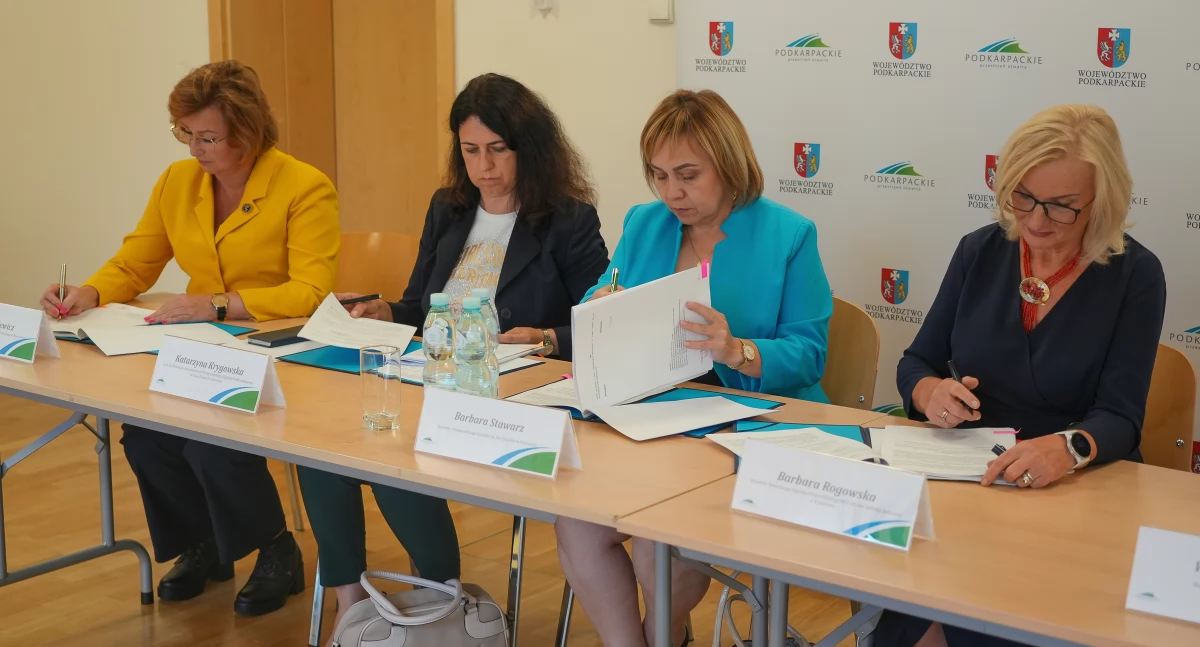 Wśród parafujących umowę z firmą, która doposaży w sprzęt do diagnostyki laboratoryjnej cztery największe wojewódzkie placówki lecznicze w regionie, była dyrektor Wojewódzkiego Szpitala im. św. o. Pio w Przemyślu Barbara Stawarz (trzecia z lewej). Fot. Urząd Marszałkowski w Rzeszowie