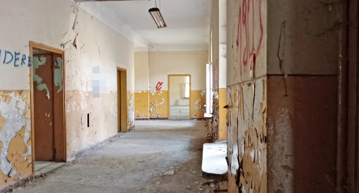 Kilka budynków, które wciąż są pod „opieką” miasta, przedstawia katastrofalny wręcz stan. A cały kompleks wpisany jest przecież do rejestru zabytków. Fot. Mariusz Godos