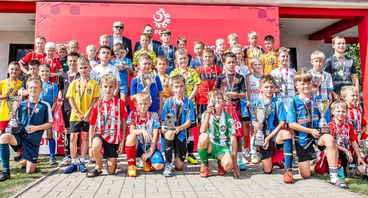 Uczestnicy turniejów chłopców na wspólnym zdjęciu. Być może niektórzy z nich za kilka lat będą czarować wyjątkowym drybligiem i wyjątkowymi umiejętnościami w grze kombinacyjnej. Po to takie turnieje, jak ten w Wiązownicy, są organizowane. Fot. Konrad Kwolek