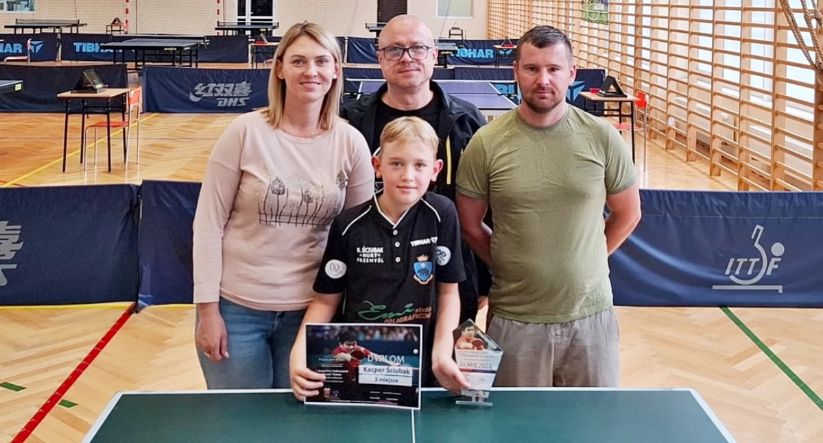Kacper Ściubak w towarzystwie rodziców i obecnego trenera Rafała Iwaniucha (z prawej). Fot. zbiory własne