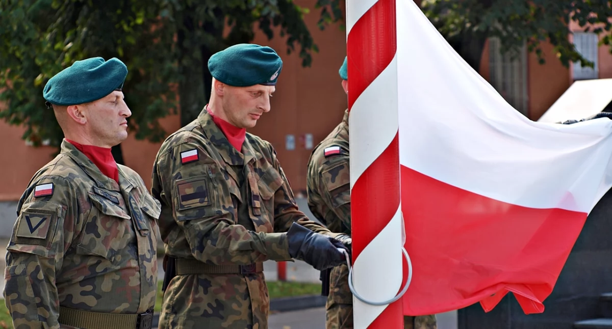 Biało-czerwona na maszcie i Mazurek Dąbrowskiego to oczywiste i nieodzowne elementy takich uroczystości. Fot. Mariusz Godos