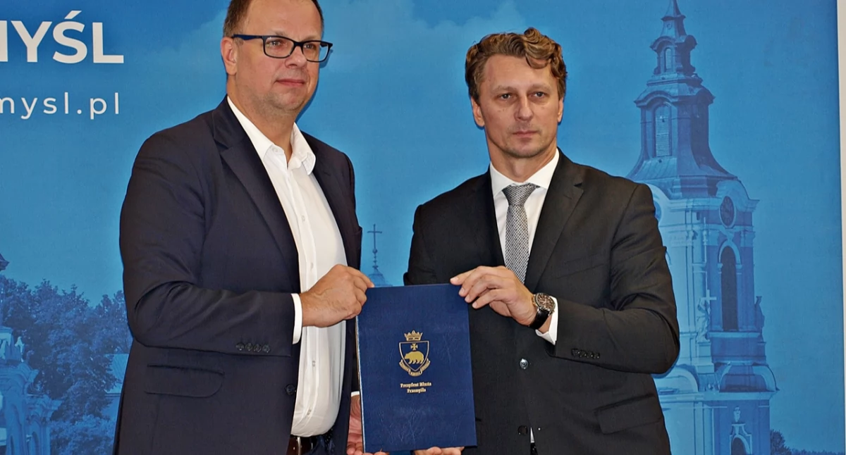 Umowę parafowali prezydent miasta Wojciech Bakun (z lewej) i dyrektor techniczny rzeszowskiego oddziału spółki „Strabag”, głównego wykonawcy inwestycji, Maciej Łukaszek. Fot. Mariusz Godos