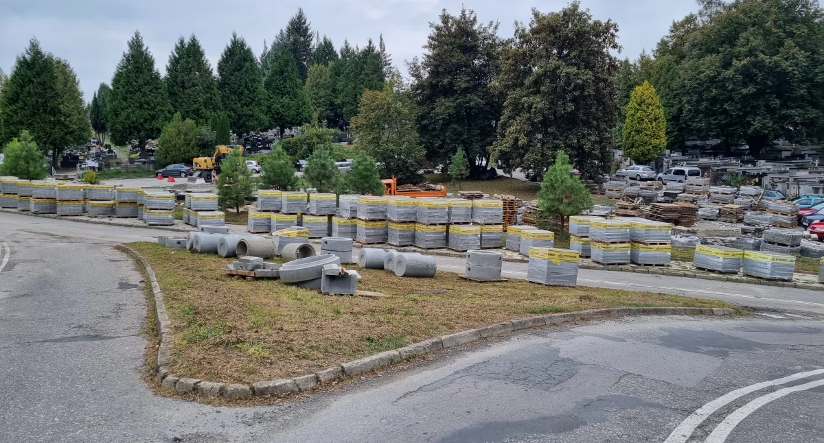 Tak wygladał plac parkingu przy Cmentarzu Zasańskim w czwartek, 12 września./Zdjęcia: Artur Wilgucki 
