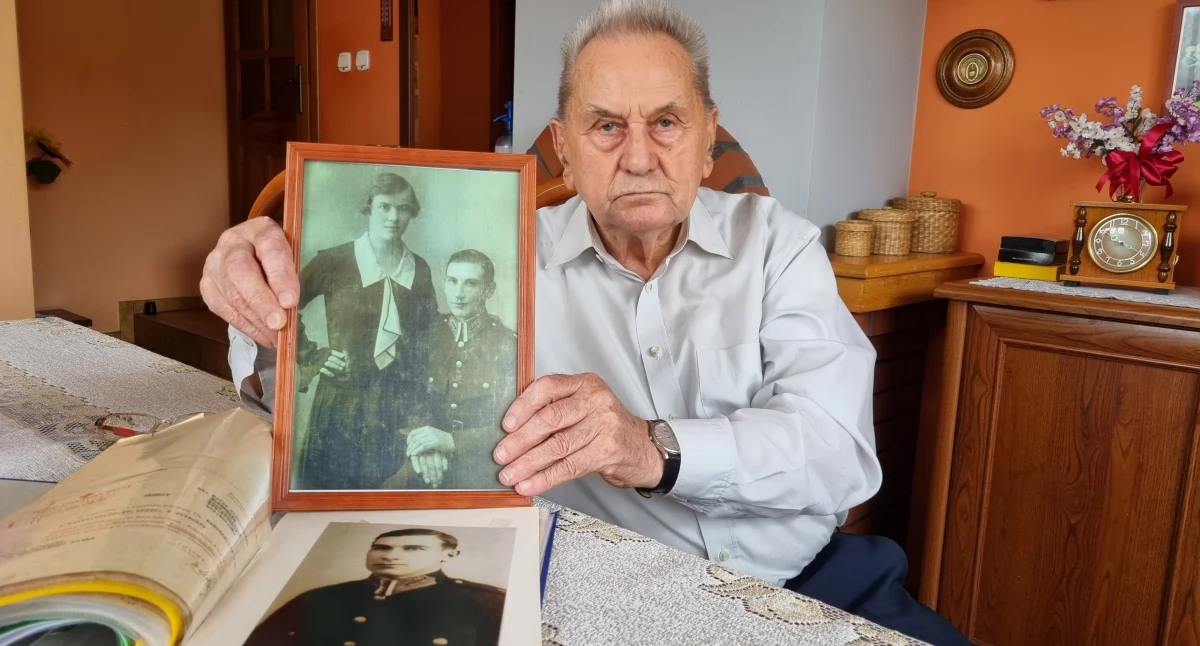 Co Pan zapamiętał z czasu pobytu w Kazachstanie? – Głód, upał i zimno. Ogromne stepy. Zielone po zimie, gdy topniały śniegi i spalone na wiór latem. Mama pracowała od szóstej do szóstej. W naszym transporcie były tylko kobiety z małymi dziećmi. Pan Antoni pokazuje ślubne zdjęcie rodziców./Zdjęcia: Artur Wilgucki 