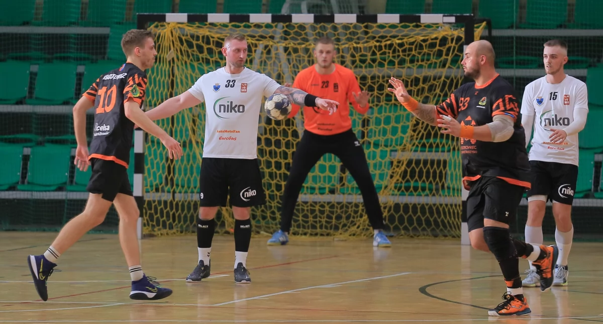Przemyślanie (białe koszulki; z prawej Igor Mróz, obok Daniel Dutka, w bramce Oskar Zajdel) wygrali z KSZO (ciemne stroje) jak najbardziej zasłużenie. Fot. zbiory własne