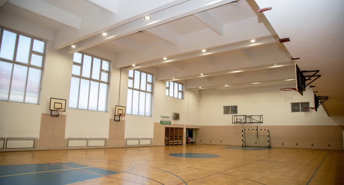 Część remontów hala sportowa przy Lwowskiej przeszła w ubiegłym roku. Jednym z pomysłów zgłoszonych do budżetu obywatelskiego na 2025 rok jest gruntowna modernizacja mieszczących się w niej szkolnych szatni./ FOT. UM Radymno