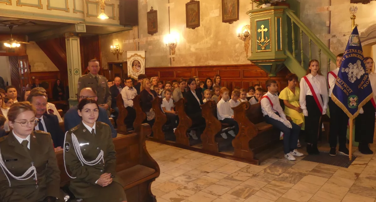 Uroczystości rocznicowe rozpoczęły się mszą w kościele parafialnym w Krzywczy. Wzięli w niej udział uczniowie SP w Krzywczy noszącej imię 11 Karpackiej Dywizji Piechoty, lokalna społeczność, zaproszeni goście./ FOT. UG Krzywcza