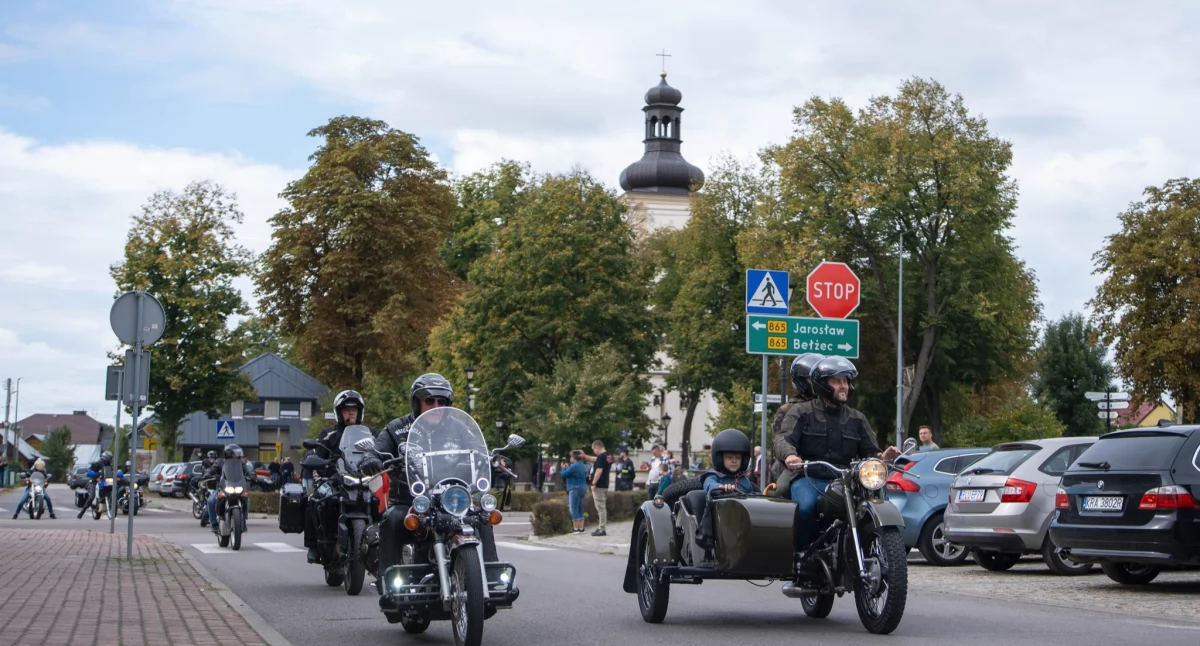 Motoserce 2024 zgromadziło licznie przybyłych miłośników stalowych rumaków./ FOT. UMiG Narol