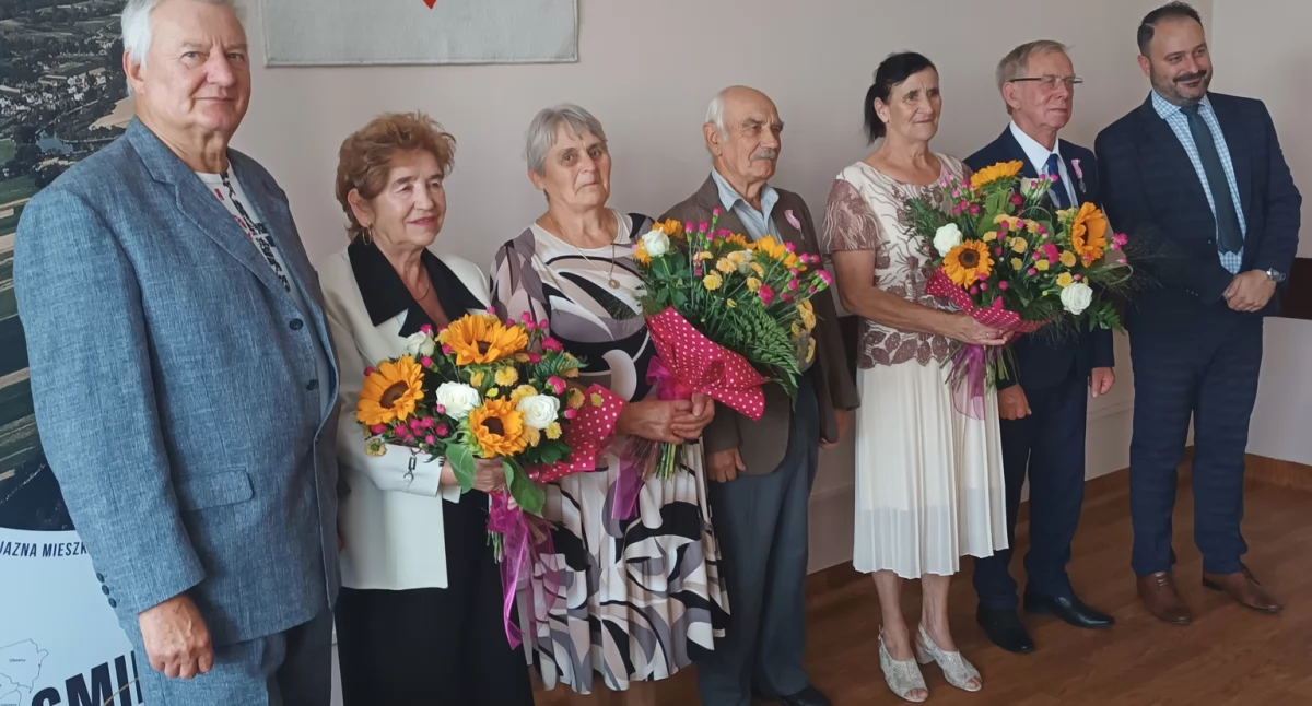 W Urzędzie Gminy Przemyśl na uroczystości złotych godów spotkały się 3 małżeńskie pary./ FOT. UG Przemyśl