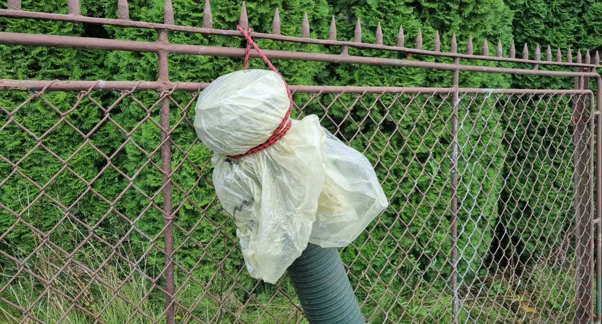 Do odbioru hotelowych ścieków służy prowizoryczna instalacja w postaci rury zabezpieczonej foliowym workiem./ FOT. A. Wilgucki