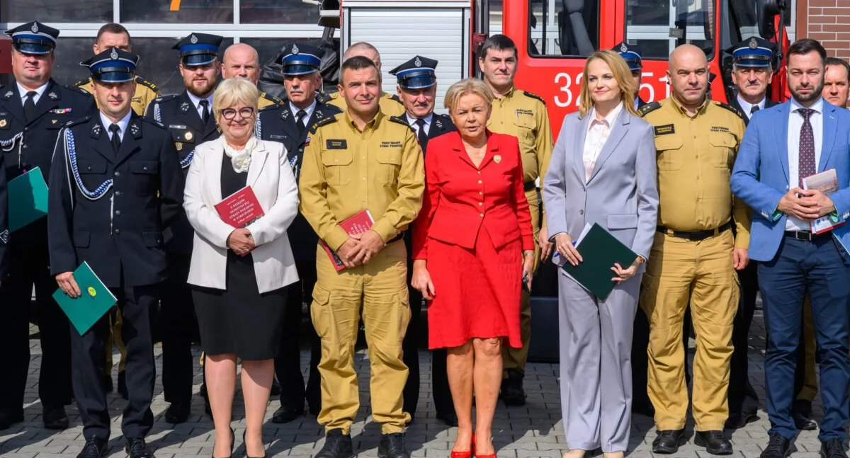 Podpisanie umów na dofinansowanie zakupu specjalistycznego sprzętu ratowniczego miało miejsce w Komendzie Wojewódzkiej Państwowej Straży Pożarnej w Rzeszowie. / FOT. PUW Rzeszów