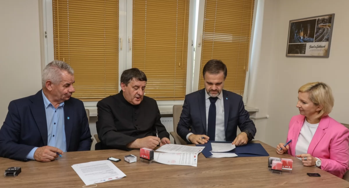 Przyznanie funduszy dla parafii pw. Niepokalanego Poczęcia NMP w Pantalowicach potwierdzone zostało pisemnym porozumieniem, które parafowali jej proboszcz ks. Jan Rogula, starosta Dariusz Łapa oraz wicestarosta Zbigniew Kiszka, przy kontrasygnacie skarbnik Agnieszki Wojciechowskiej-Krupy./ FOT. Starostwo Powiatowe w Przeworsku