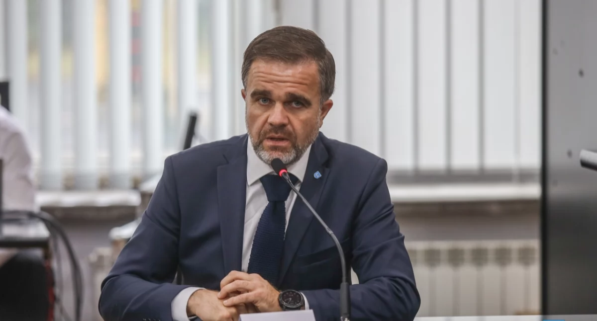 – Konieczne jest podpisanie umowy pomiędzy powiatem a PGE na przyłącz. Chodzi o to, by spółka PGE mogła ogłosić przetarg na wyłonienie wykonawcy, by ten mógł z kolei wejść w teren i przyłącza dokonać – wyjaśnił starosta Dariusz Łapa. Podał też kalkulacje PGE odnośnie tej inwestycji. / FOT. Starostwo Powiatowe w Przeworsku