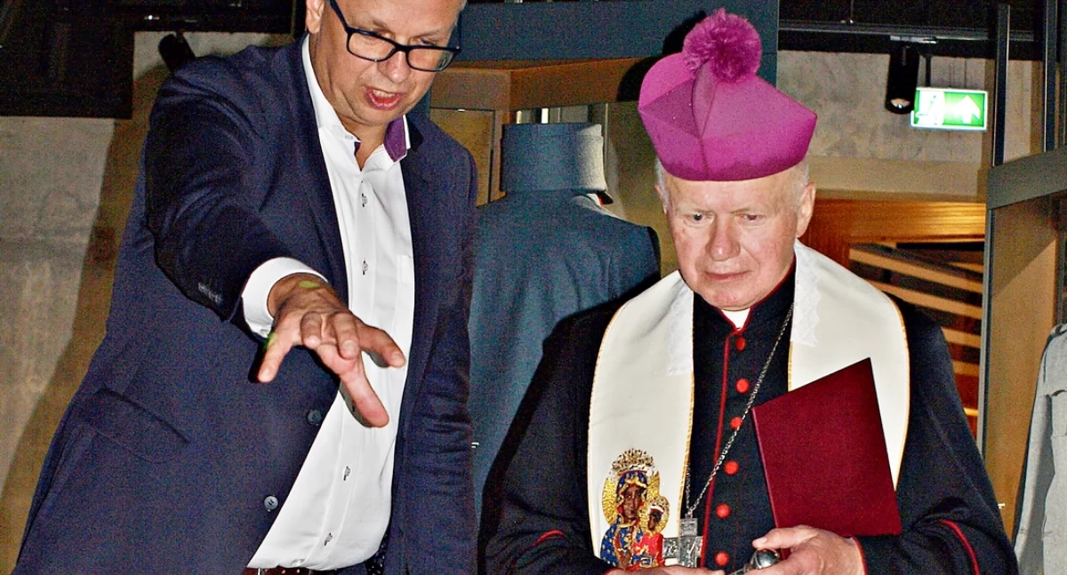 Poświęcenia obiektu dokonał metropolita przemyski abp Adam Szal, który potem z chęcią i ciekawością zwiedzał poszczególne pomieszczenia centrum. Fot. Mariusz Godos