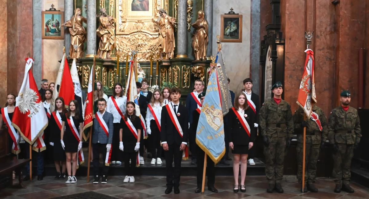 Po południu odbyły się główne uroczystości, których arenami od lat są kościół oo. Karmelitów Bosych oraz pomnik Zesłańców Sybiru i Ofiar Katynia przy Wybrzeżu Marszałka J. Piłsudskiego. Fot. UM Przemyśl