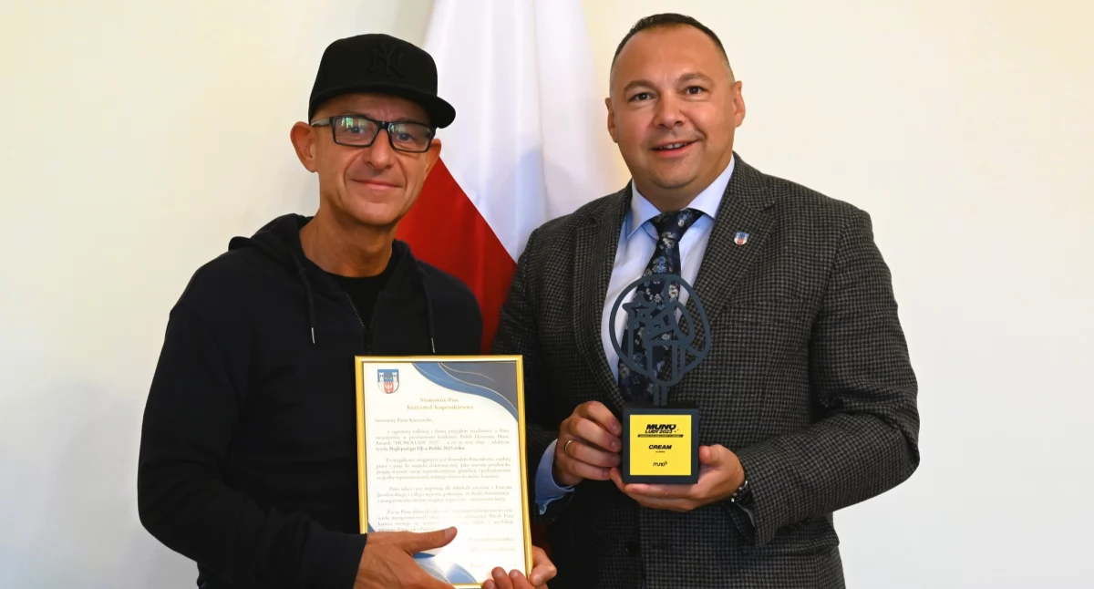 Urodzony w Jarosławiu Krzysztof Kupczakiewicz (z lewej; obok starosta jarosławski Kamil Dziukiewicz, który gościł Cream’a) znany jako DJ Cream, zdominował plebiscyt „Munoludy 2024” – Polish Electronic Music Awards, czyli nagród Polskiej Sceny Klubowej. Zdobył tytuł najlepszego DJ-a Polski w 2023 roku. Gratulujemy! Fot. Starostwo Powiatowe w Jarosławiu