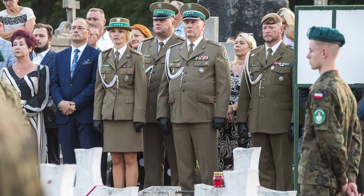 W uroczystościach w Szydłowcu wziął udział dowódca Garnizonu Przemyśl, a zarazem szef 20. Przemyskiej Brygady Obrony Terytorialnej płk Daniel Błotko (drugi z prawej). Fot. 20. Przemyska BOT