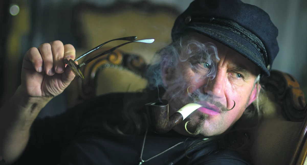 Firma początki notuje  w 1947 roku, od 1991 roku z siedzibą w Ostrowie. Dziś nazwa Bróg Pipes posiada 3 marki: Mr Bróg, Wincent i Zibi. Właściciel Zbigniew Bednarczyk. Motto: Dymu dla nikogo, zapach dla wszystkich, smak dla mnie.