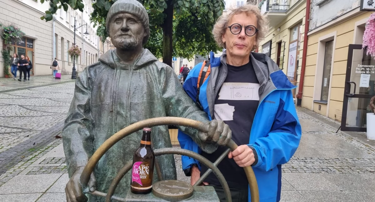 Artur Kruk przy postumencie kapitana Henryka Jaskuły ze stylizowaną na znicz butelką Cape Horn Beer./Zdjęcie: Artur Wilgucki 