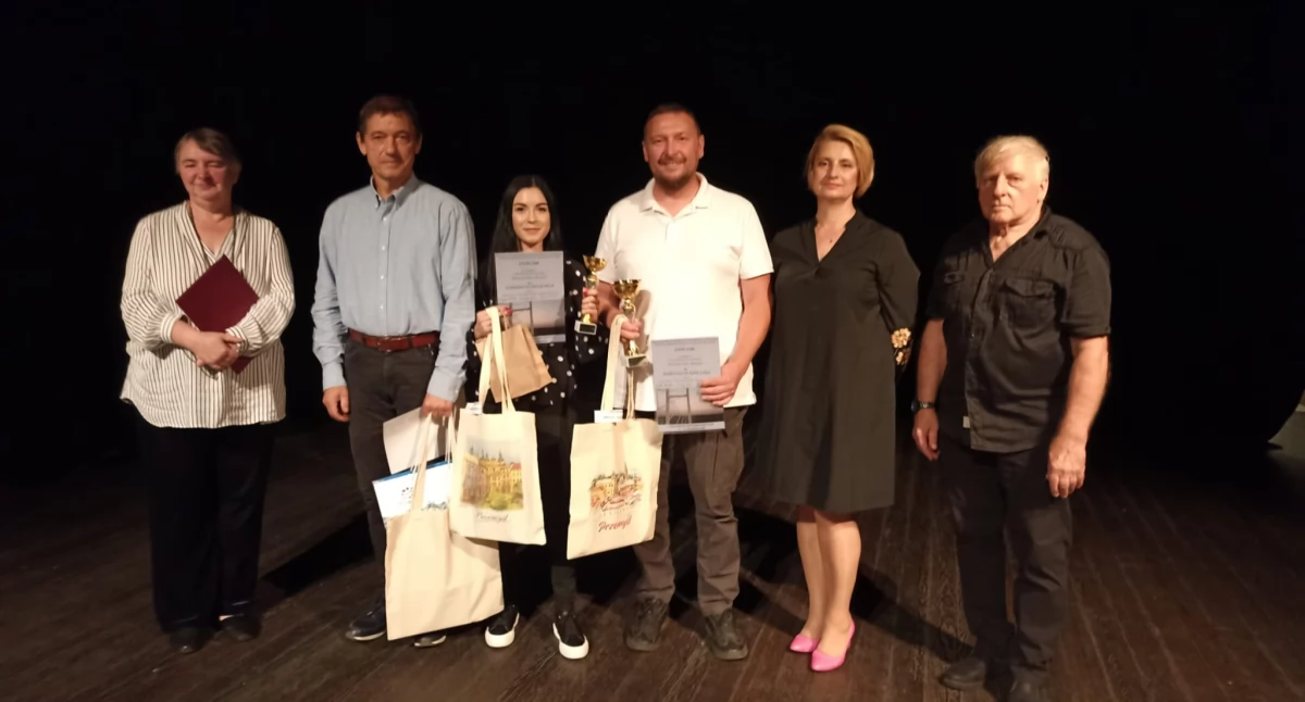 Od lewej: Agata Pilawa – przewodnicząca jury konkursu „Przemyska Brama”, Krzysztof Urban – laureat konkursu, Dominika Patrycja Wilk – laureatka konkursów „Przemyska Brama” i „O Wstęgę Sanu”, Mariusz Olejniczak – laureat konkursu „Przemyska Brama”, I nagroda, Joanna Lorenowicz – członek jury konkursu „Przemyska Brama”, Mieczysław Szabaga – prezes RSTK Przemyśl./MATERIAŁY ORGANIZATORA