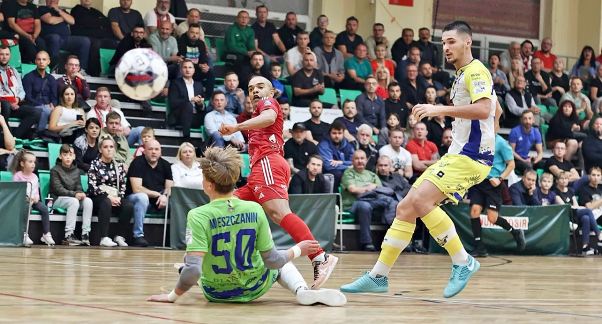 Na powitanie z przemyskimi kibocami Leo Santana (czerwony strój) popisał się hat-trickiem. Fot. Grzegorz Gajdzik