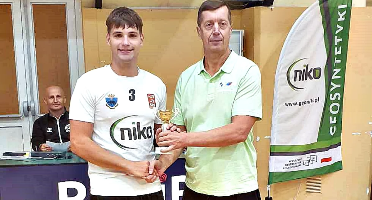 Kacper Kielar po raz drugi z rzędu zgarnął statuetkę MVP meczu. Wręczył mu ją członek zarządu SRS Przemyśl Artur Sznajder. Fot. zbiory własne