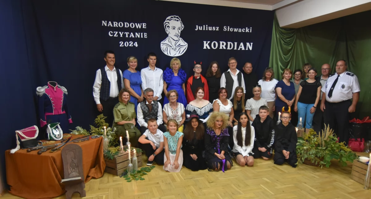 W murach hermanowickiej podstawówki głośne czytanie jak zwykle odbyło się w zaaranżowanej na potrzeby chwili scenerii./ FOT. SP Hermanowice