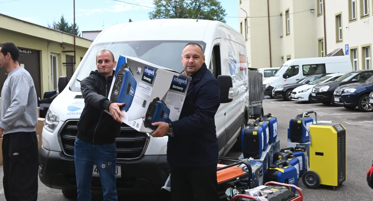Dary ładował także starosta jarosławski Kamil Dziukiewicz (z prawej). Fot. Starostwo Powiatowe w Jarosławiu