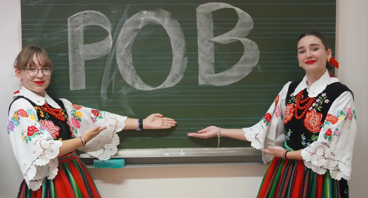 Tancerze wraz z nauczycielami rozpoczęli tournee po szkołach. Prezentują w nich tradycyjne stroje ludowe, bogatą ofertę ogniska, a przy okazji zachęcają do wspólnego tańca i udziału w wydarzeniach jubileuszowych./ FOT. POB